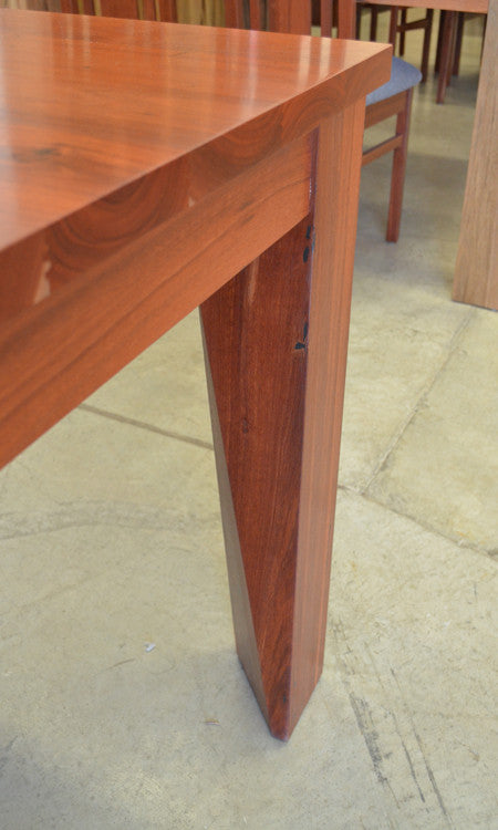 Manta Dining Table (Square)